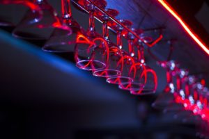 Jak urozmaicić przyjęcia? Pokazy barmańskie – mobilny barman