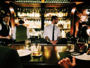 Co oferują agencje barmańskie? Barman na targi – barman na wesele Warszawa