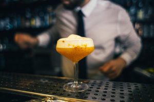 Sprawdzone pomysły na domowe imprezy. Usługi barmańskie, pokaz barmański na wesele. Barman wieczór panieński